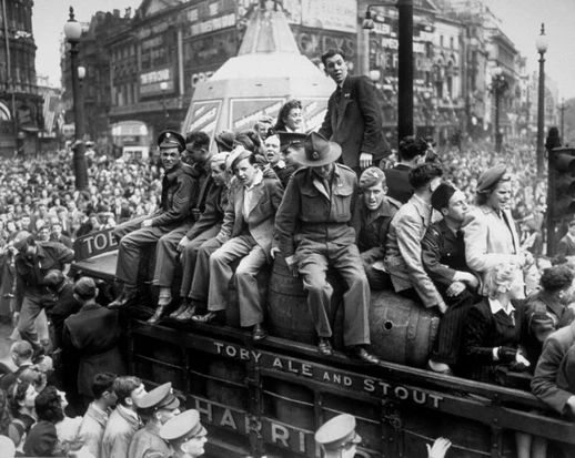 VE day Piiccadilly Circus 1945